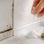Nettoyage de moisissures avec du bicarbonate de soude